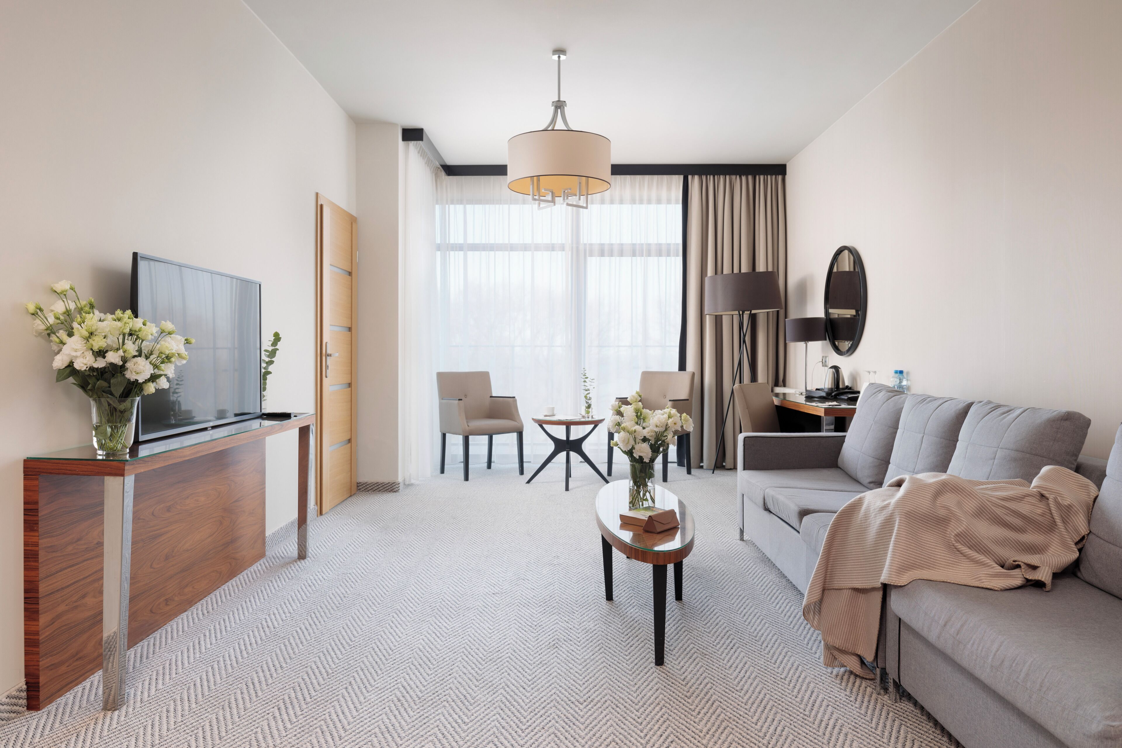 Deluxe-Apartment, eingeschränkter Meerblick | Allergikerbettwaren, Minibar, Zimmersafe, Schreibtisch