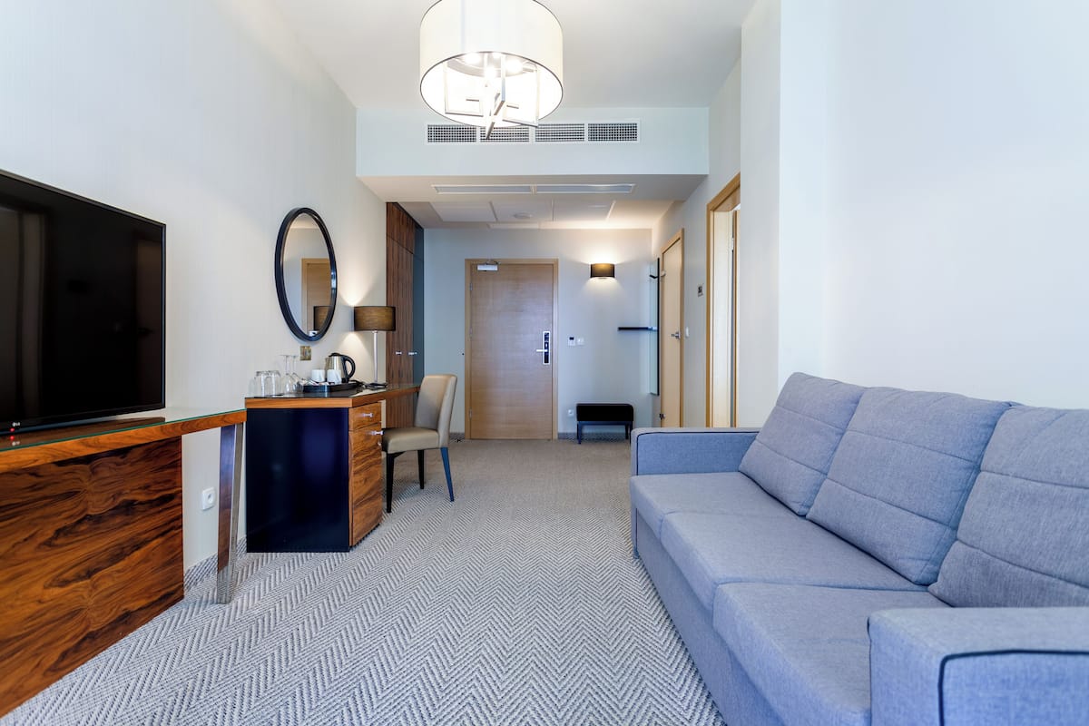 Departamento, 1 habitación, vista parcial al mar (Partial Sea View) | Área de sala de estar | Televisión LCD de 40 pulgadas con canales por cable y televisión
