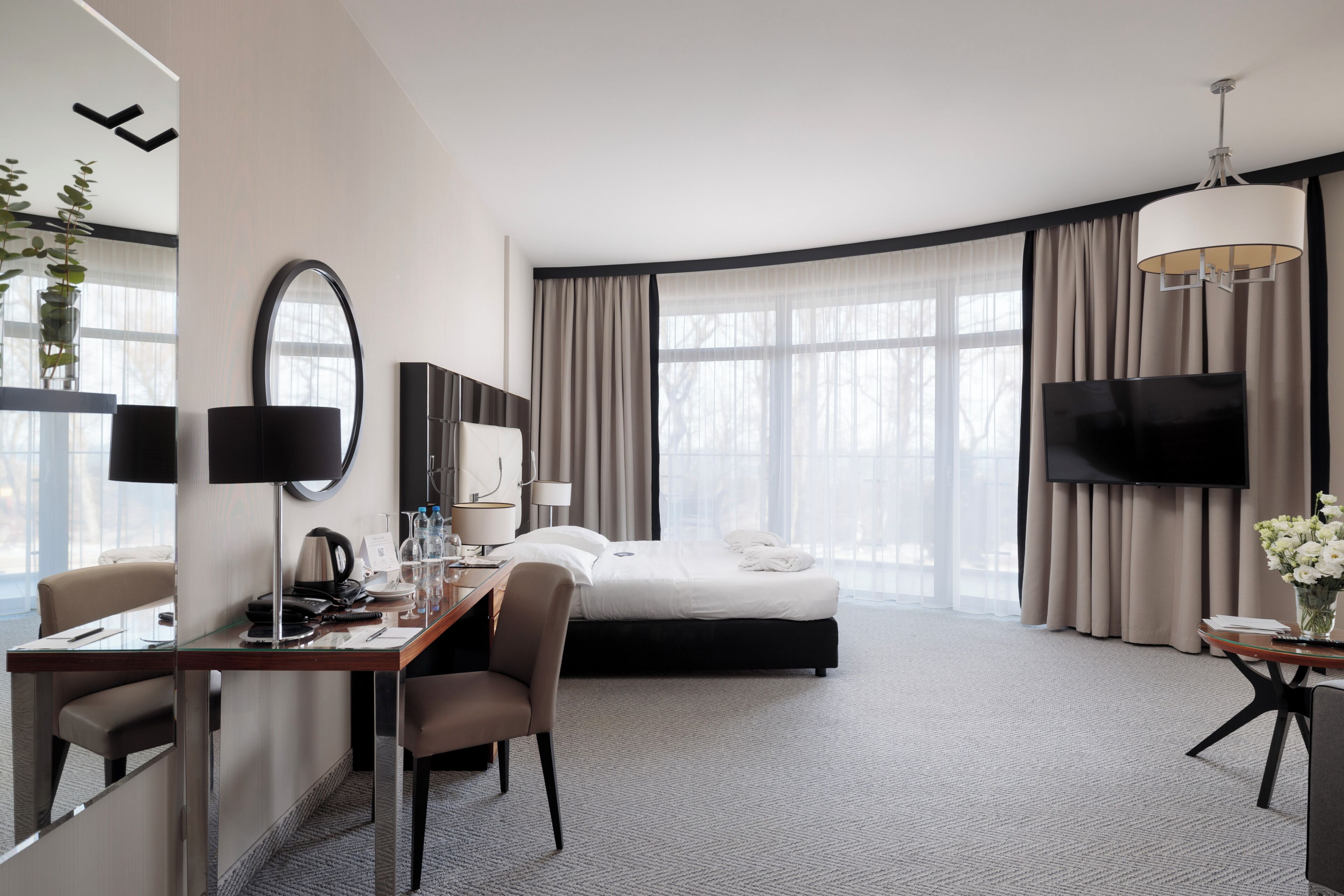 Standard-Vierbettzimmer, eingeschränkter Meerblick (Partial Sea View) | Allergikerbettwaren, Minibar, Zimmersafe, Schreibtisch