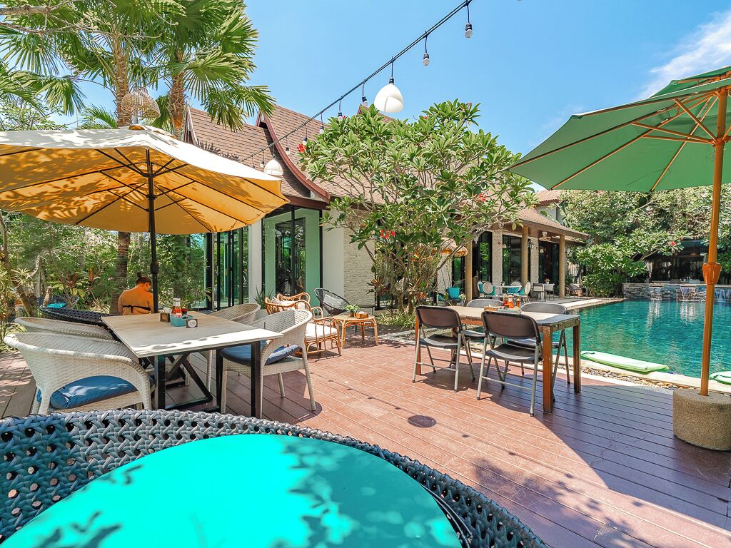 朝食、ランチ、ディナーに営業 (多国籍料理)