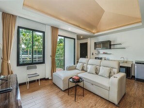 Luxury Room Plus | 起居区 | 32-英寸液晶电视 （配备有线频道）、电视