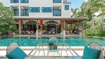 2 outdoor pools, pool loungers