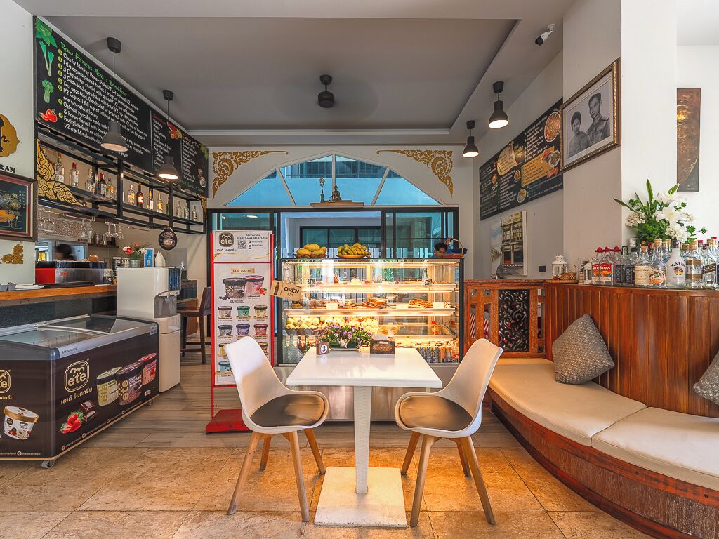 breakfast, lunch, dinner served; international cuisine