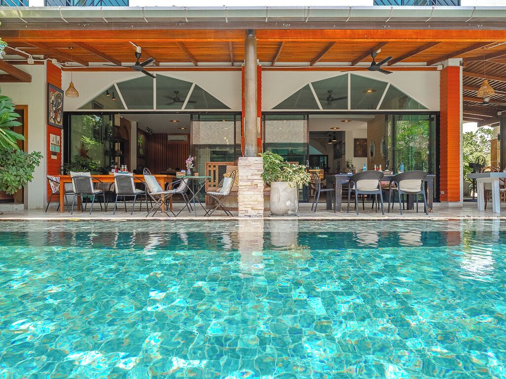 2 outdoor pools, pool loungers