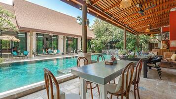 2 outdoor pools, pool loungers