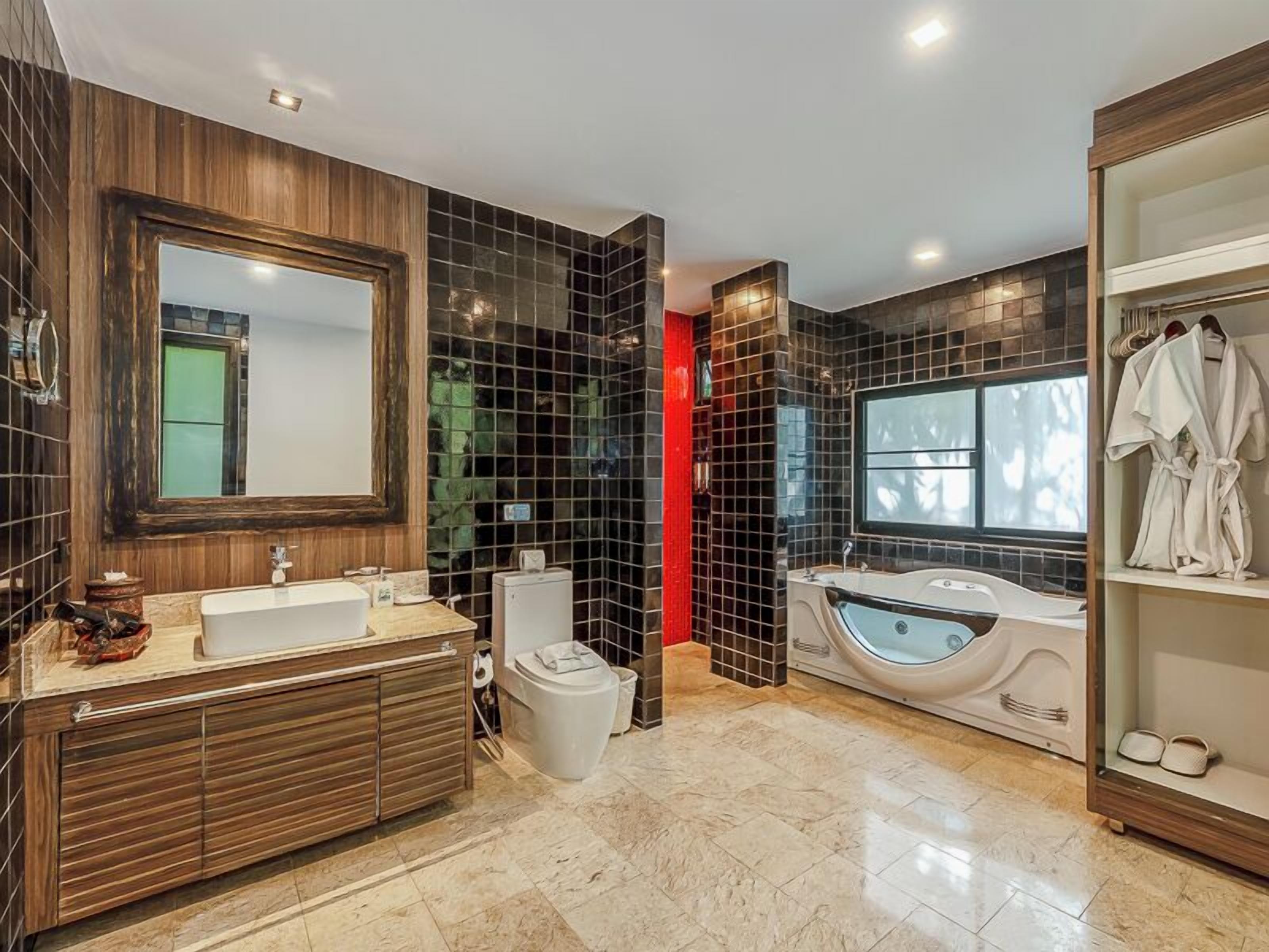 king suite | bathroom | shower, free toiletries, hair dryer, bathrobes