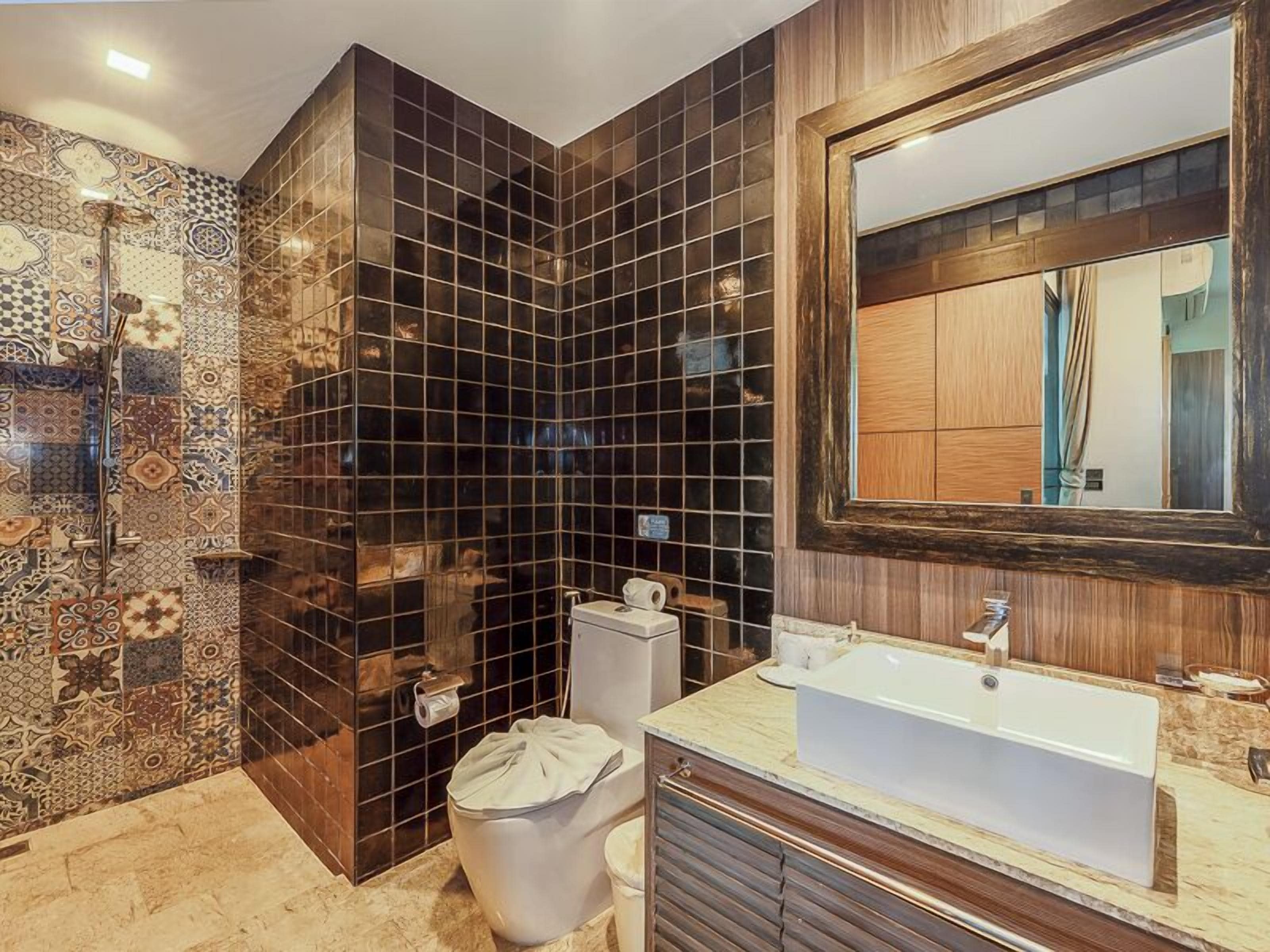 king suite | bathroom | shower, free toiletries, hair dryer, bathrobes