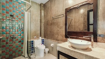 Luxury Room Plus | Baño | Ducha, artículos de higiene personal gratuitos y secador de pelo