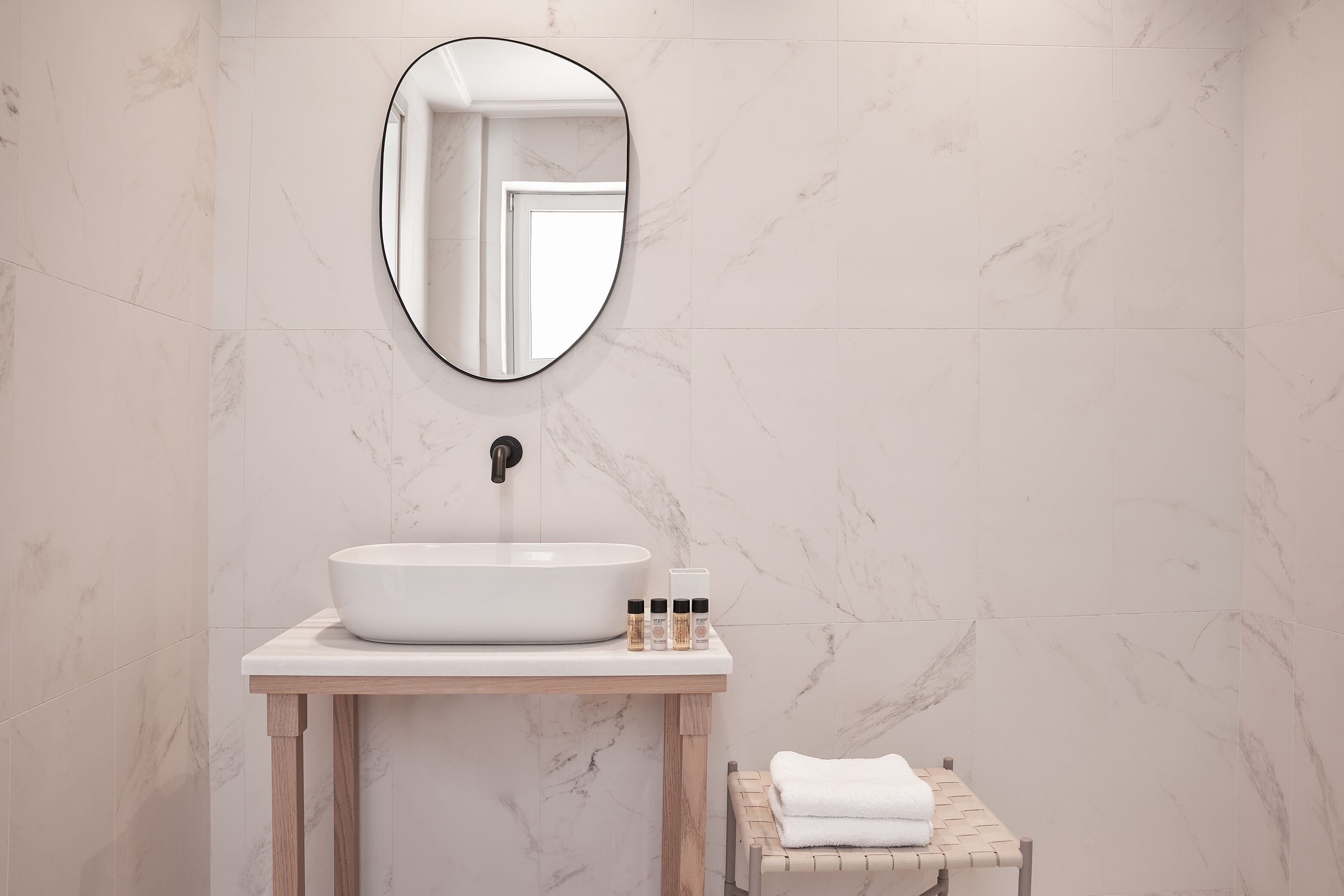 honeymoon suite with hot tub | 1 bedroom, in-room safe, desk, soundproofing