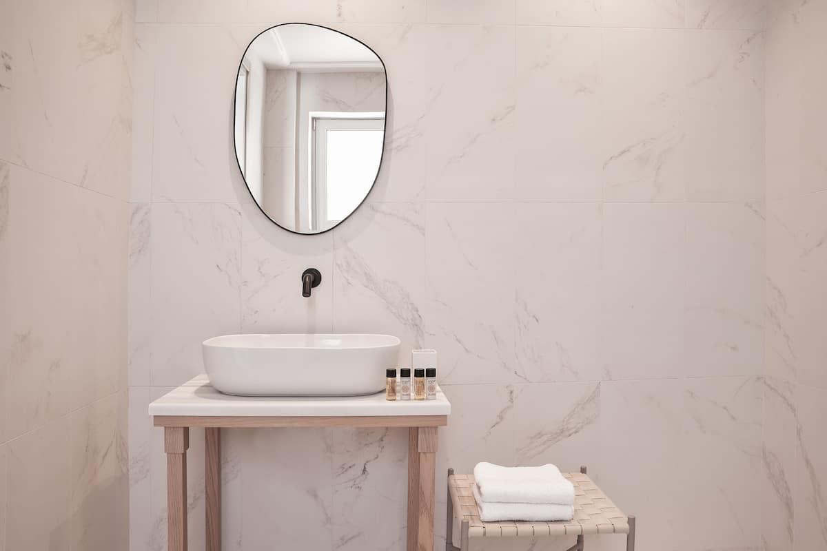 honeymoon suite with hot tub | 1 bedroom, in-room safe, desk, soundproofing