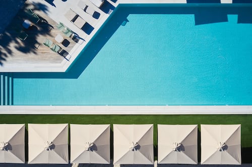 Piscine extérieure, chaises longues