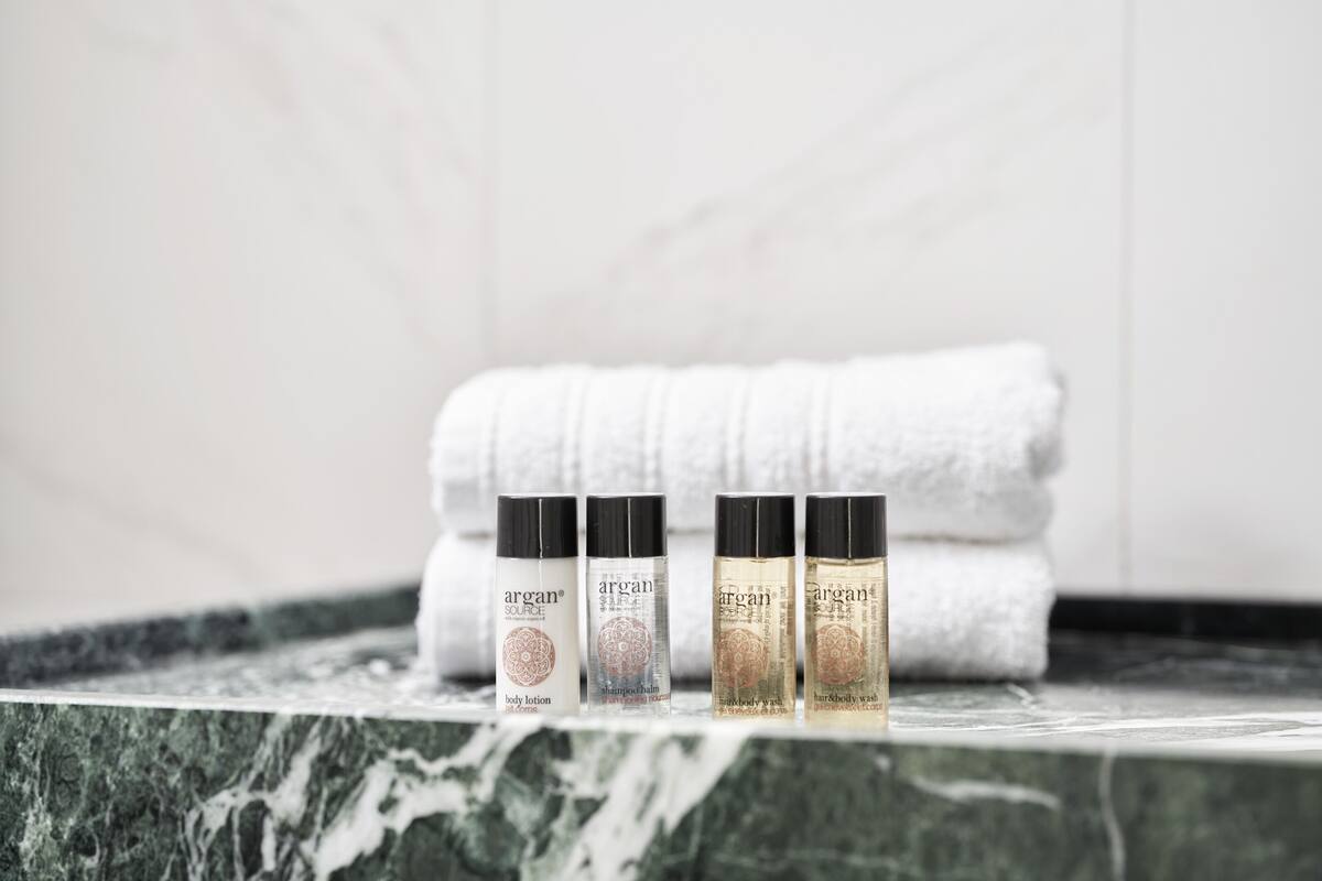 honeymoon suite with hot tub | 1 bedroom, in-room safe, desk, soundproofing