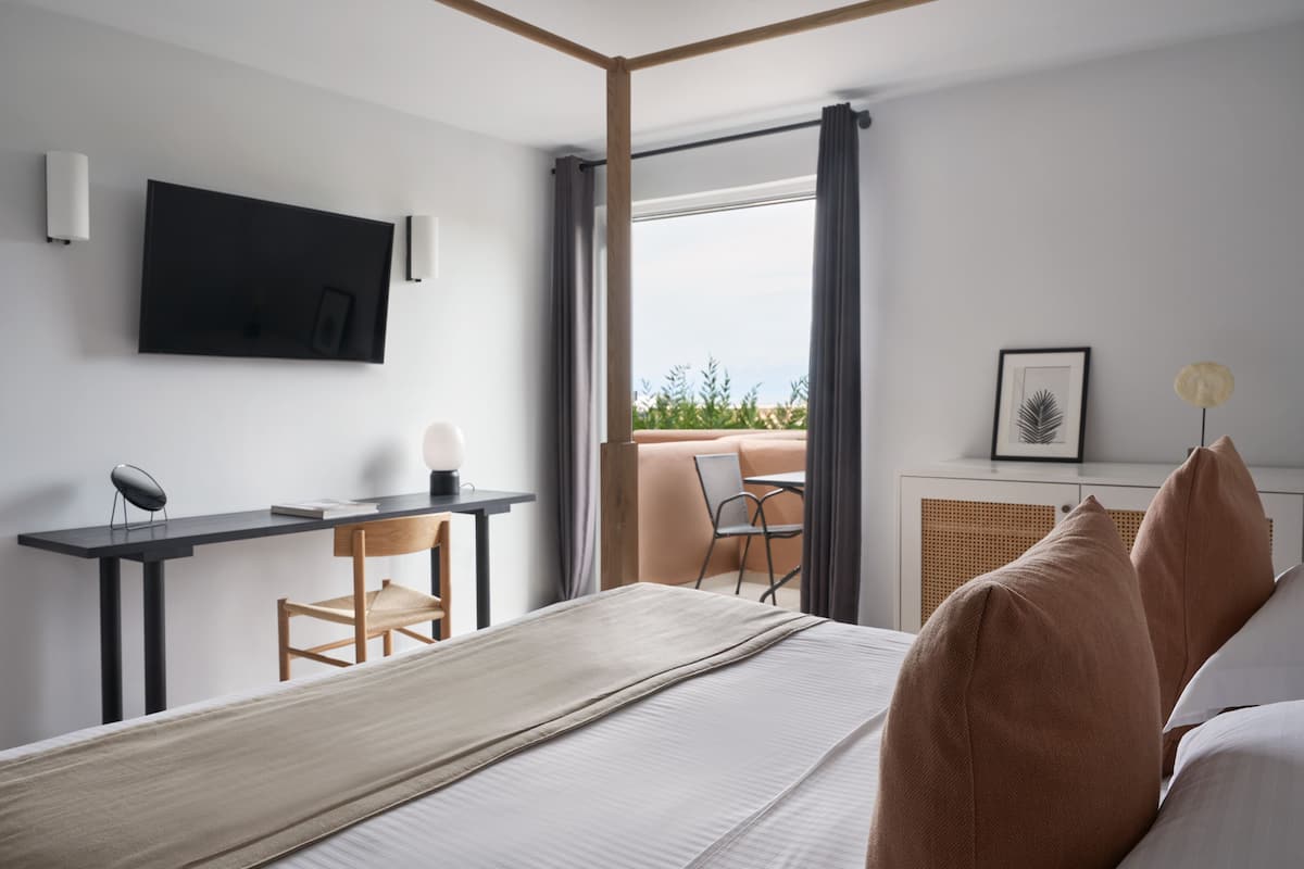 Junior Suite | 1 bedroom, in-room safe, desk, soundproofing