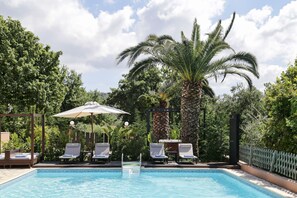 Outdoor pool, sun loungers - Lena Mare Boutique Hotel (Corfu)