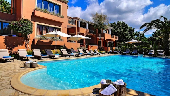 Outdoor pool, pool loungers