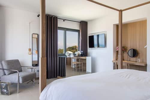 Junior Suite, Sea View | Tallelokero huoneessa, työpöytä, äänieristys, silitysrauta/-lauta