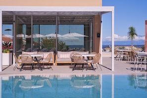 Piscine extérieure, chaises longues