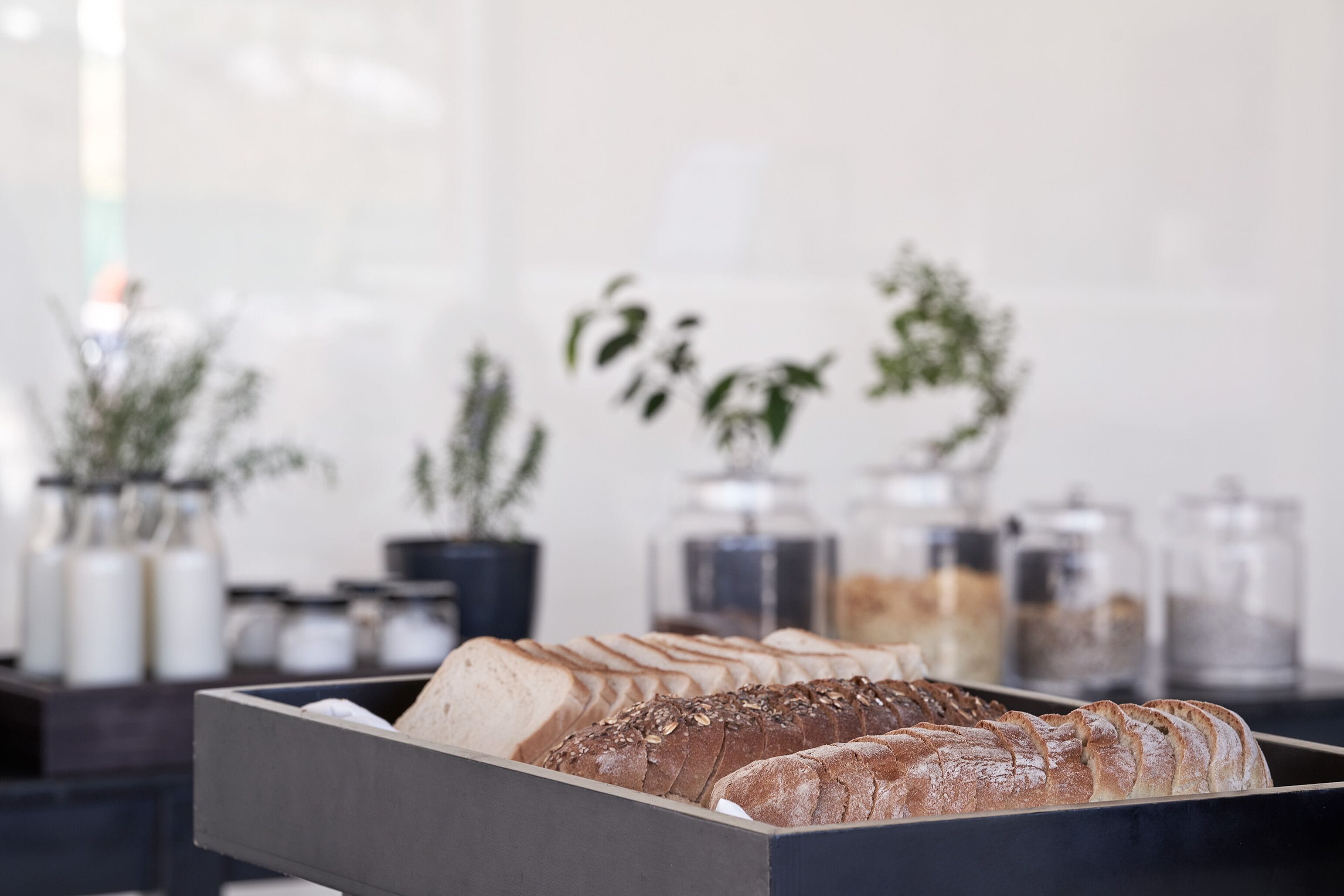 Une vitrine de boulangerie présentant différents types de pain dans une boîte.