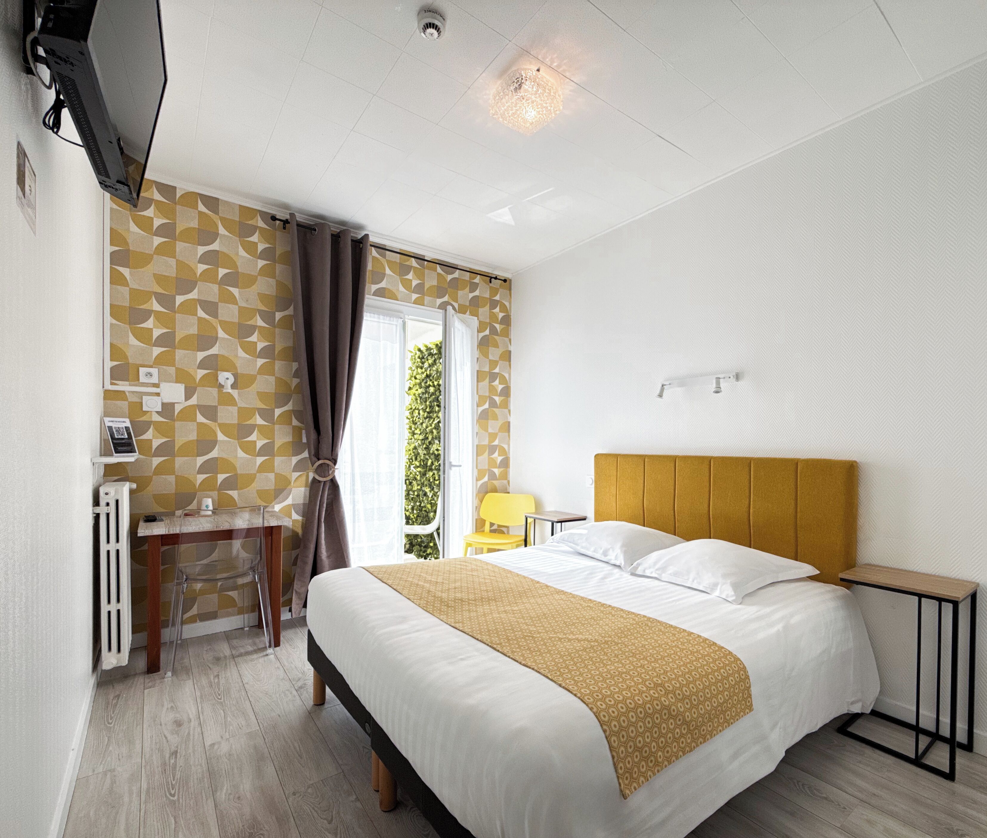 豪華雙人房, 陽台, 庭園景觀 | 書桌、筆電工作空間、床單