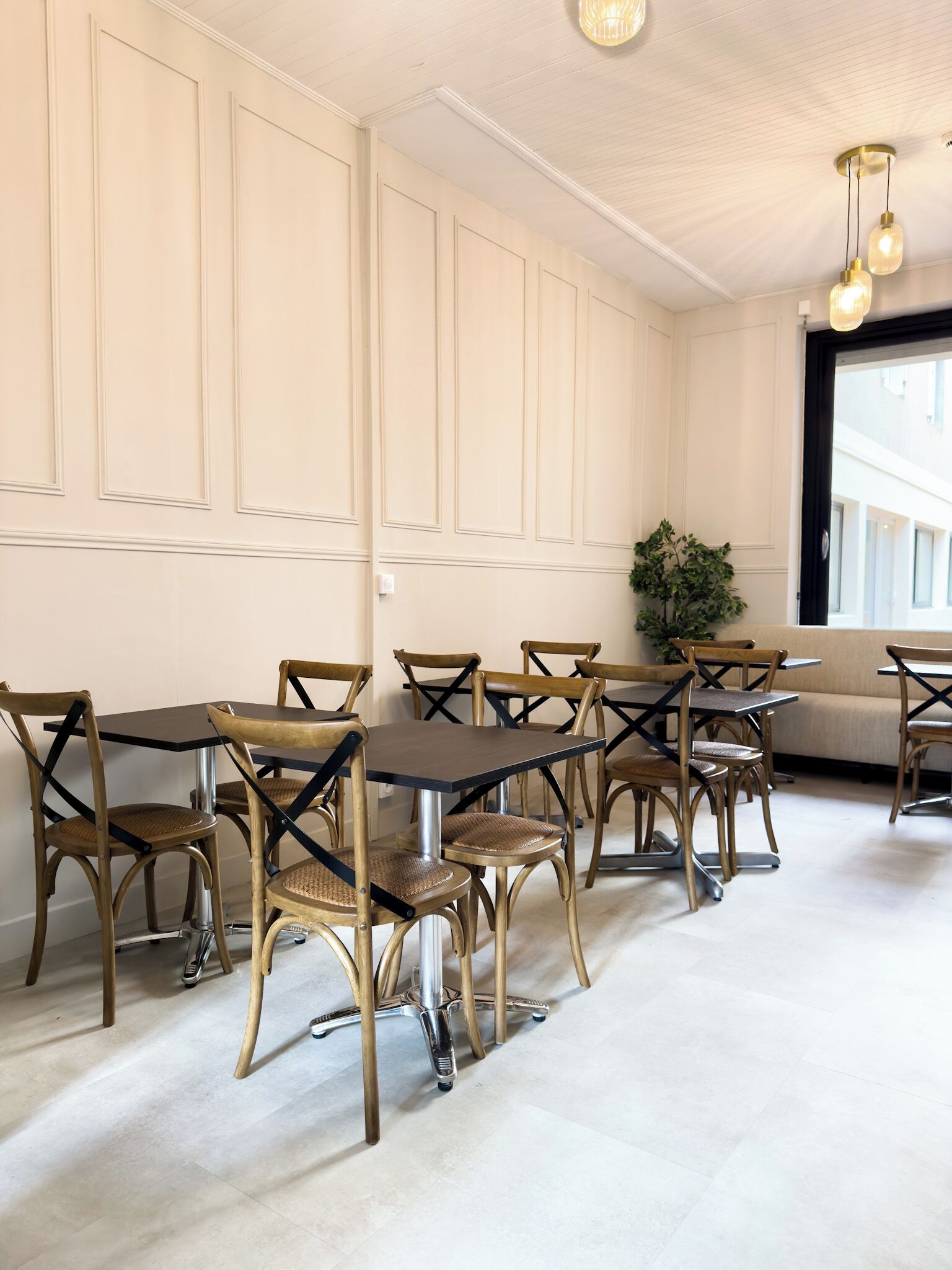 Daily continental breakfast (EUR 14 per person)