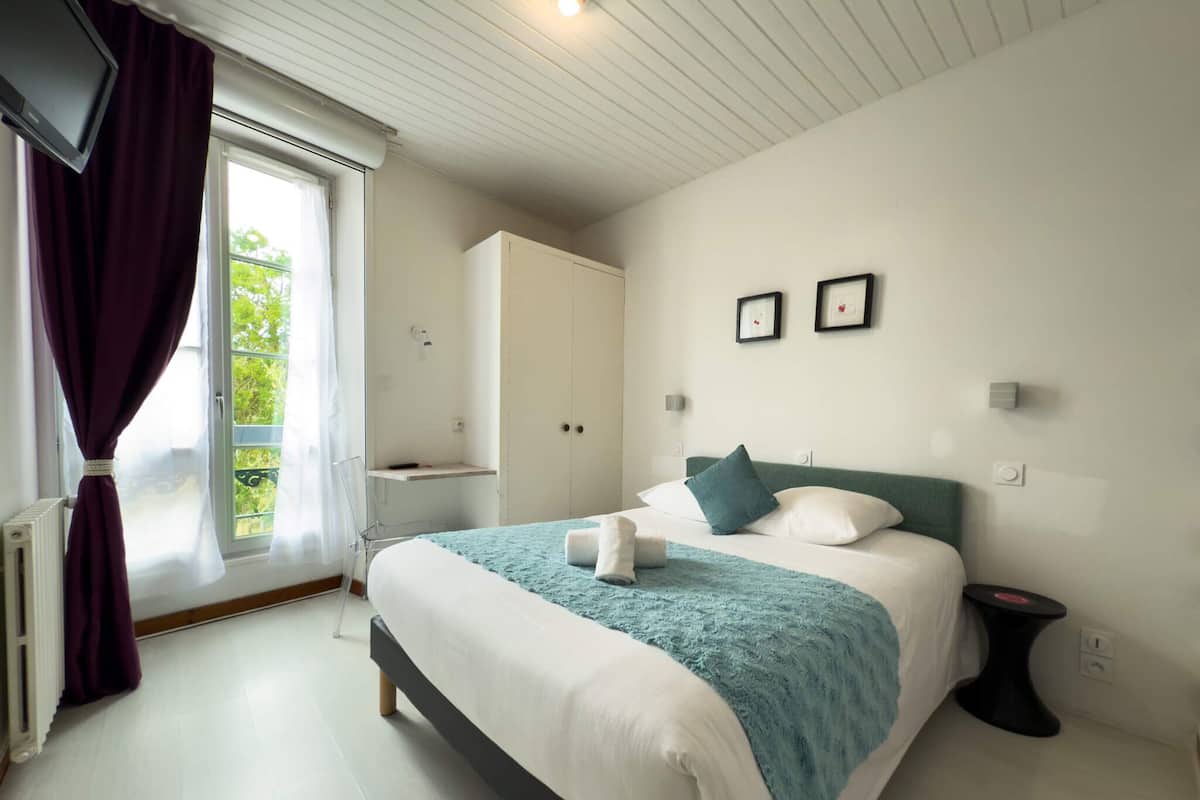 Standard-Doppelzimmer, 1 Doppelbett | Schreibtisch, laptopgeeigneter Arbeitsplatz, Bettwäsche