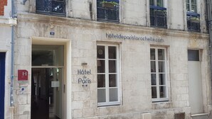 Ein Gebäude mit der Aufschrift "Hôtel de Paris" und einer Internetadresse.