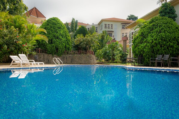 Außenpool, Sonnenschirme, Liegestühle