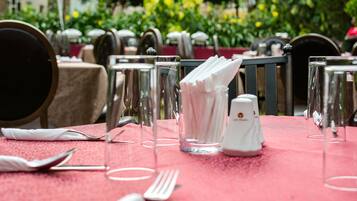 Frokost, lunsj og middag serveres, internasjonale retter