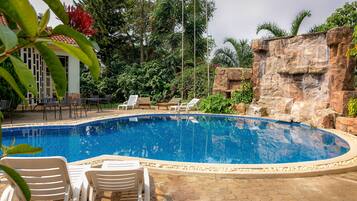 Utendørsbasseng, bassengparasoller og solsenger