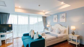 Minibar, decoración personalizada, muebles diferentes y escritorio