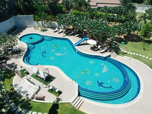 Outdoor pool, pool umbrellas - SeaRidge Hua Hin Resort & Pool Villa (Hua Hin)