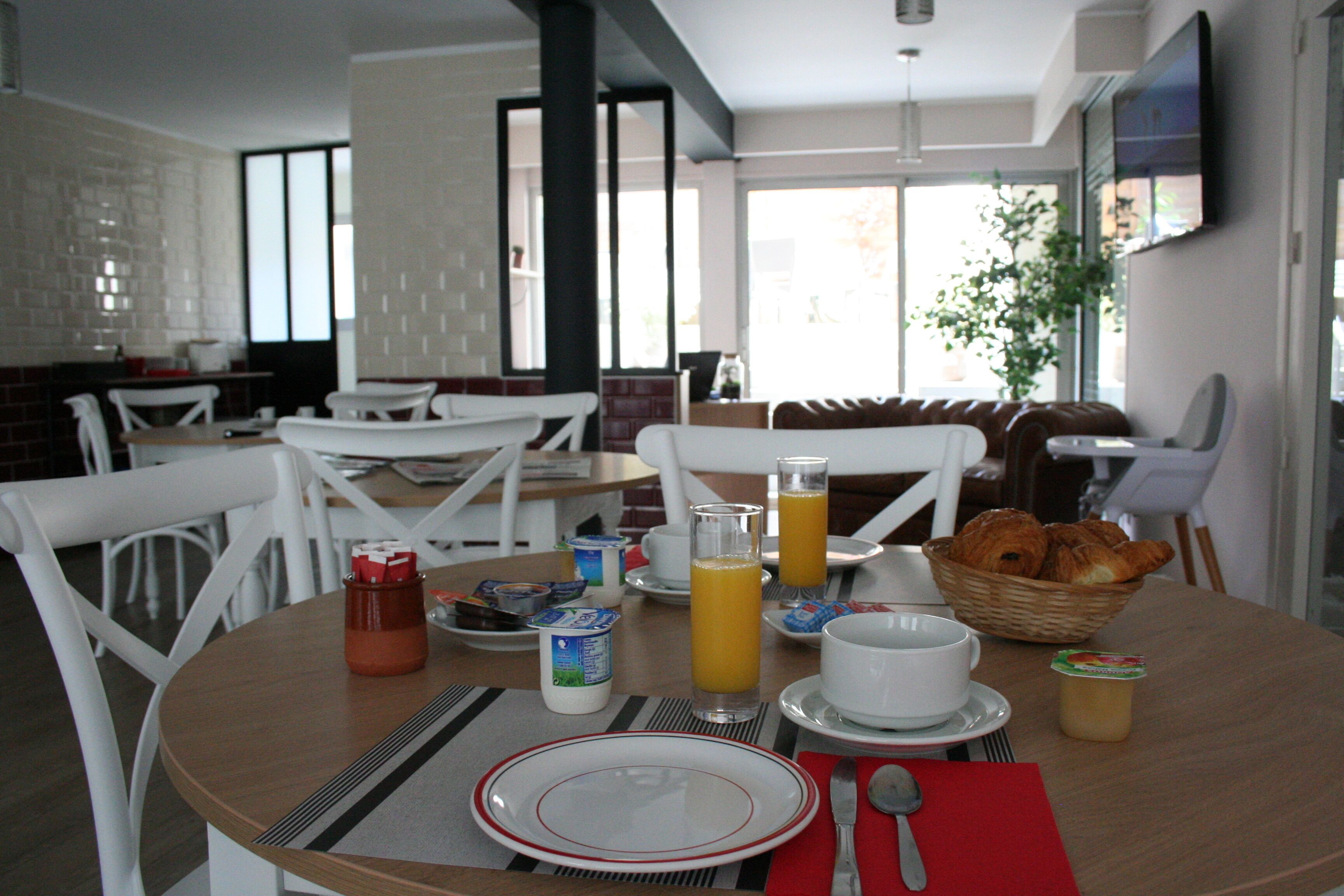 Daily continental breakfast (EUR 8 per person)