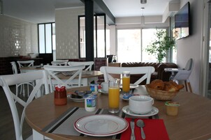 Desayuno continental diario (EUR 8 por persona)