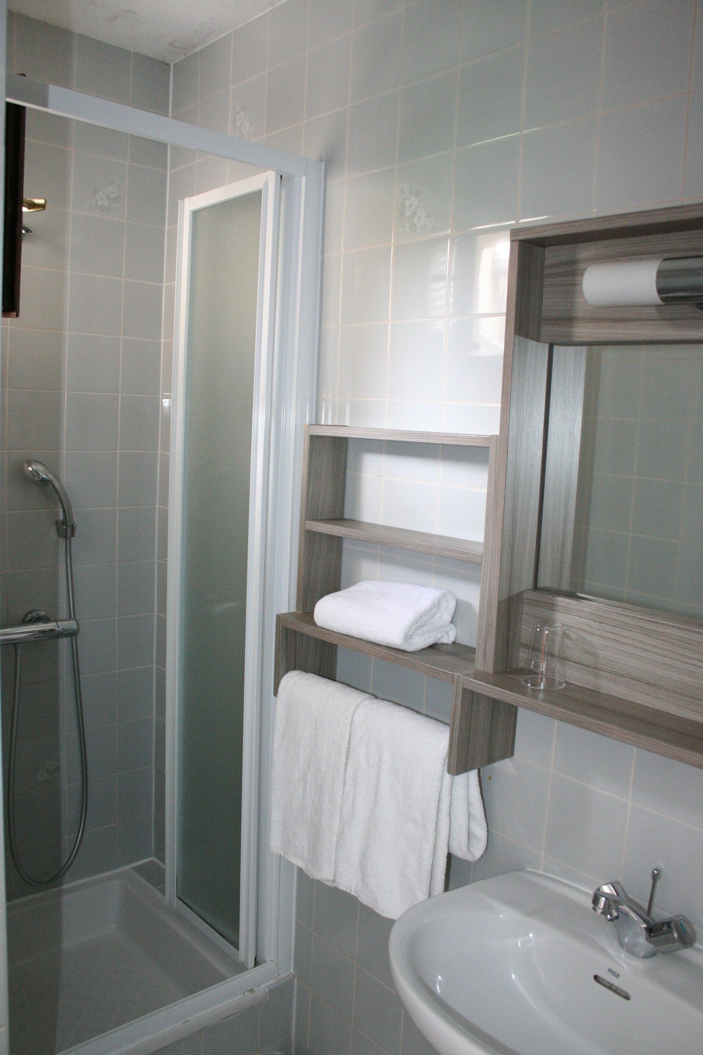 shower, free toiletries, towels