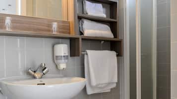 Habitación individual, balcón | Baño | Ducha, artículos de higiene personal gratuitos y toallas