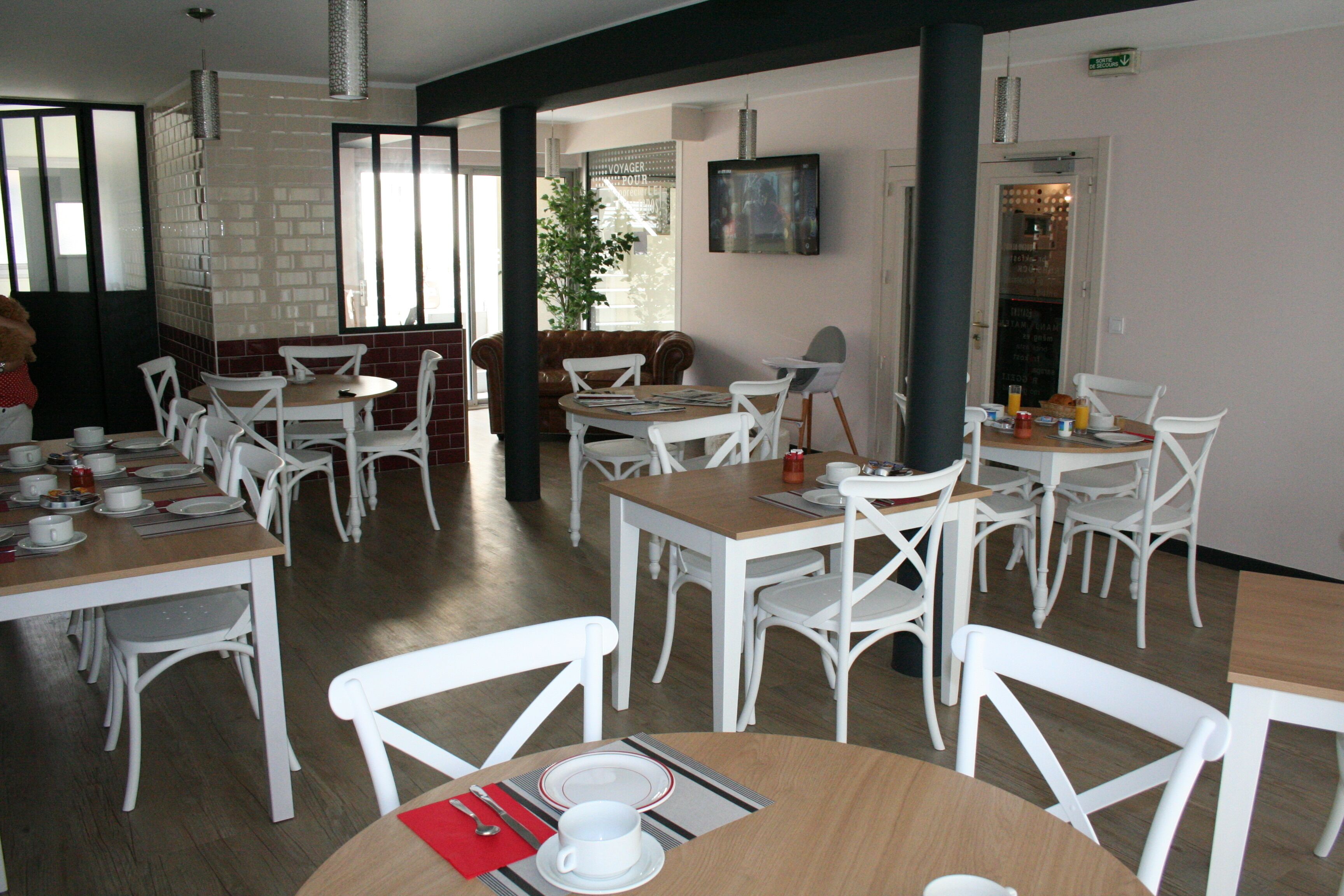 daily continental breakfast (eur 8 per person)