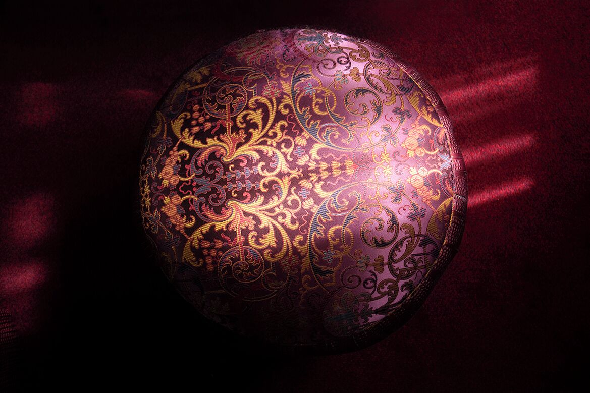 Una esfera amb patrons complexos, situada davant d'un fons fosc.