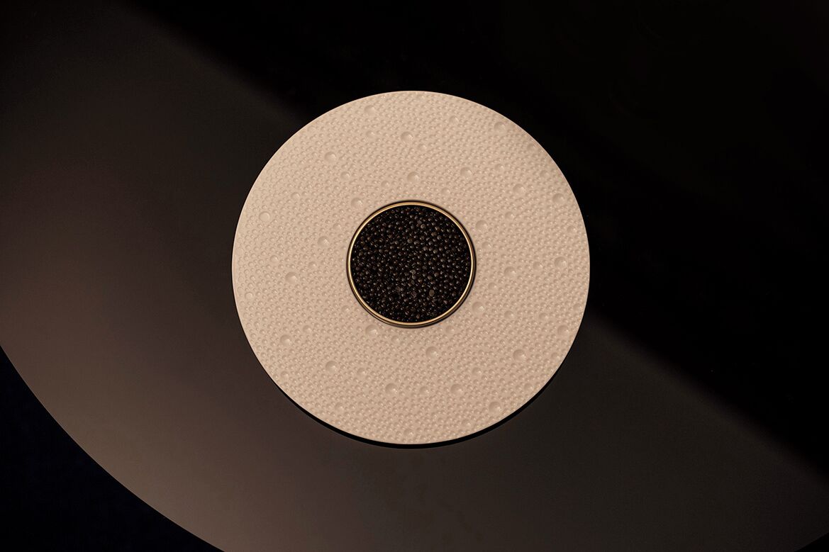Un objet circulaire à la surface texturée, avec un point noir au centre.