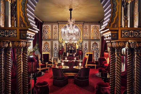Bar lounge