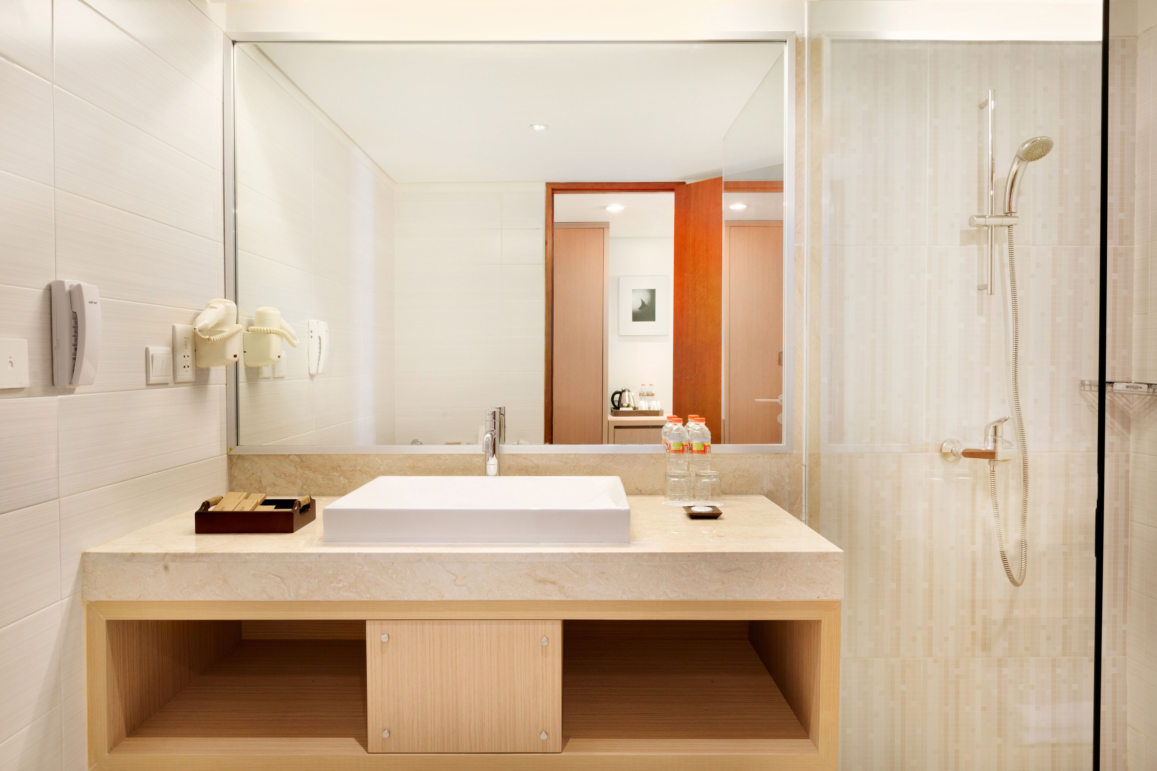 shower, rainfall showerhead, free toiletries, hair dryer