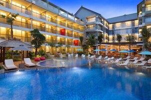 Una piscina al aire libre