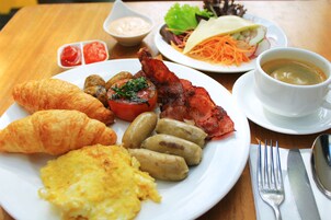 Se ofrece un desayuno bufé todos los días (por un coste adicional)