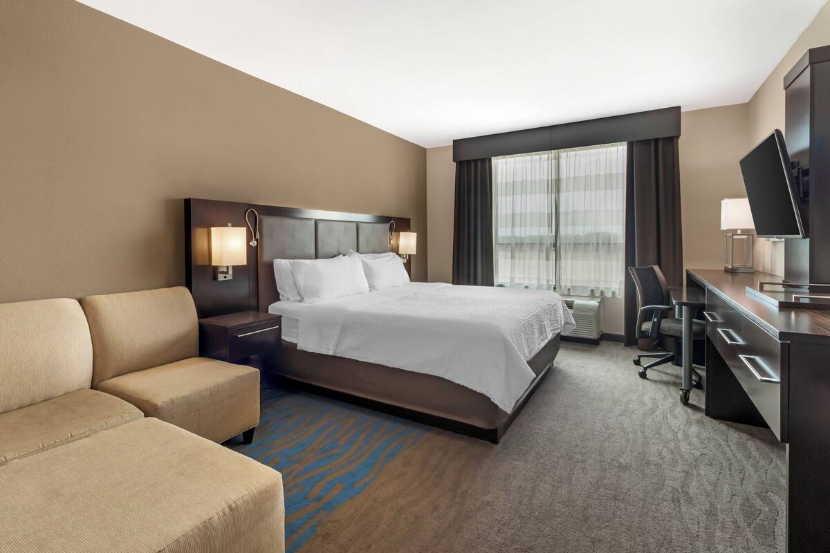 Standard Room, 1 King Bed, River View | Desk, blackout drapes, soundproofing, iron/ironing board