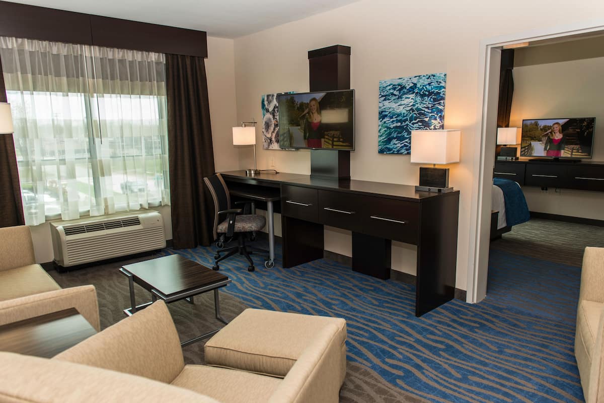 1 bedroom, desk, blackout curtains, soundproofing