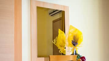 Classic Room | In-room safe, soundproofing, cribs/infant beds, rollaway beds