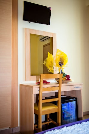 Classic Room | In-room safe, soundproofing, cribs/infant beds, rollaway beds - Hotel Caggiari (Senigallia)