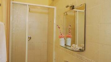 Shower, free toiletries, hair dryer, bidet