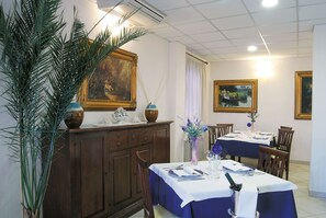 Phục vụ bữa sáng, bữa trưa và bữa tối 