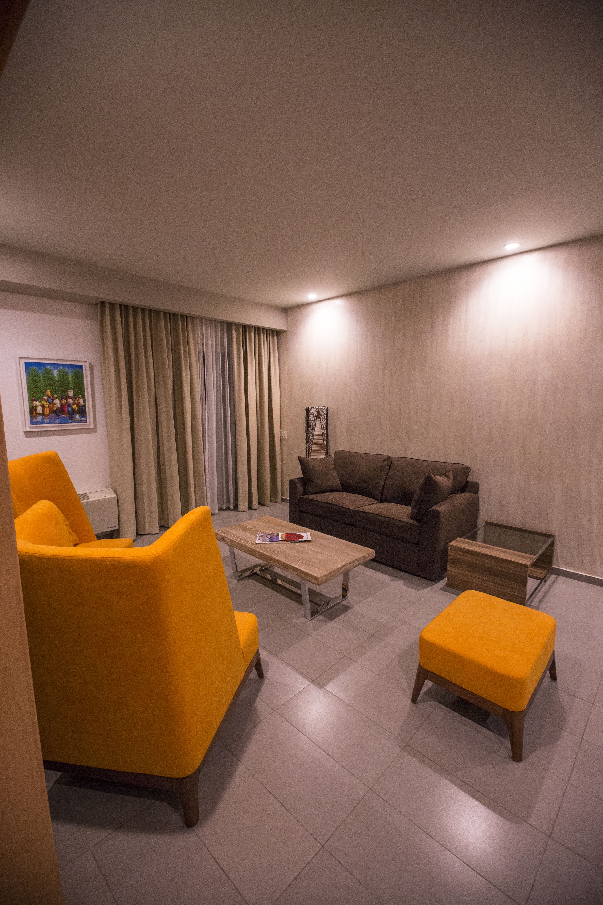 executive suite, 1 king bed | living area | 42-inch flat-screen tv with cable channels, tv