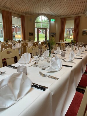 Breakfast and lunch served, local cuisine